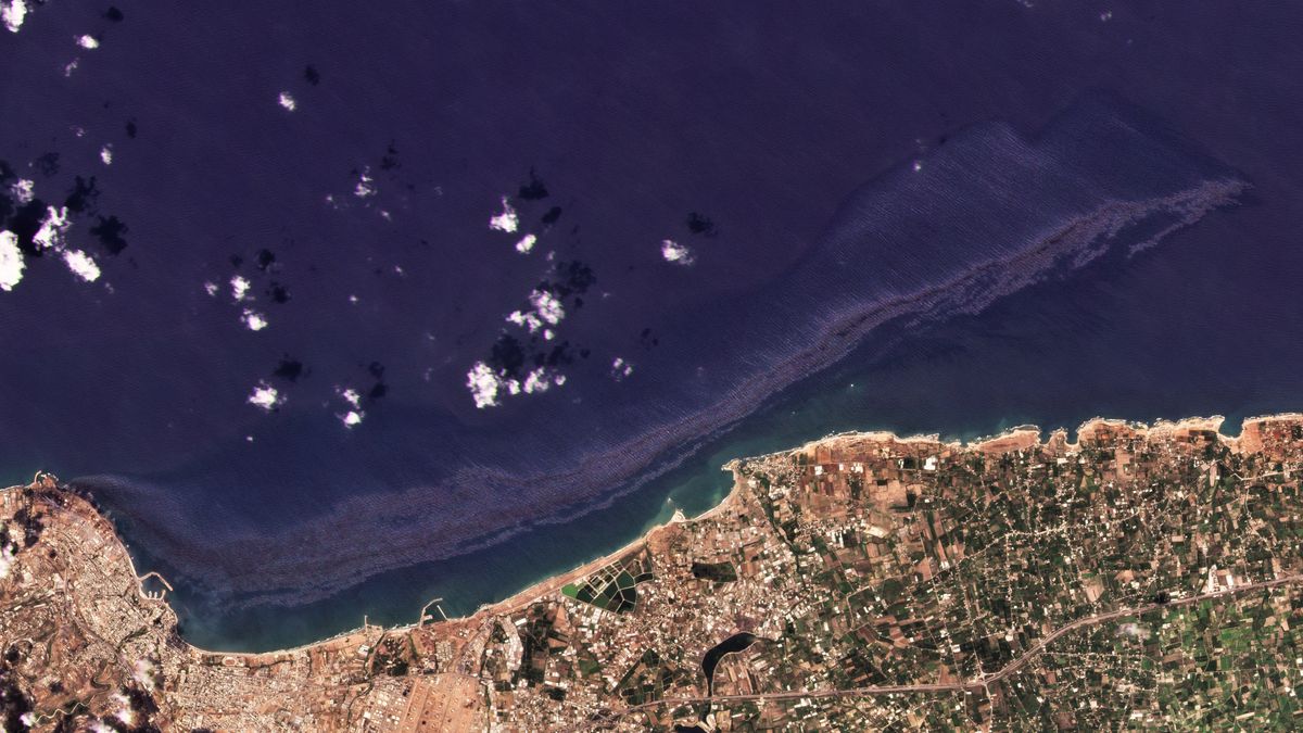 Ke Kypru se blíží ropná skvrna o velikosti New Yorku